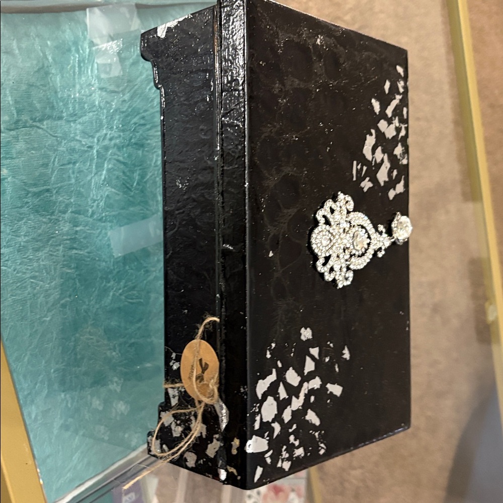 Elegant Black Jewelry Box with Silver Accents - Picture 4 of 8